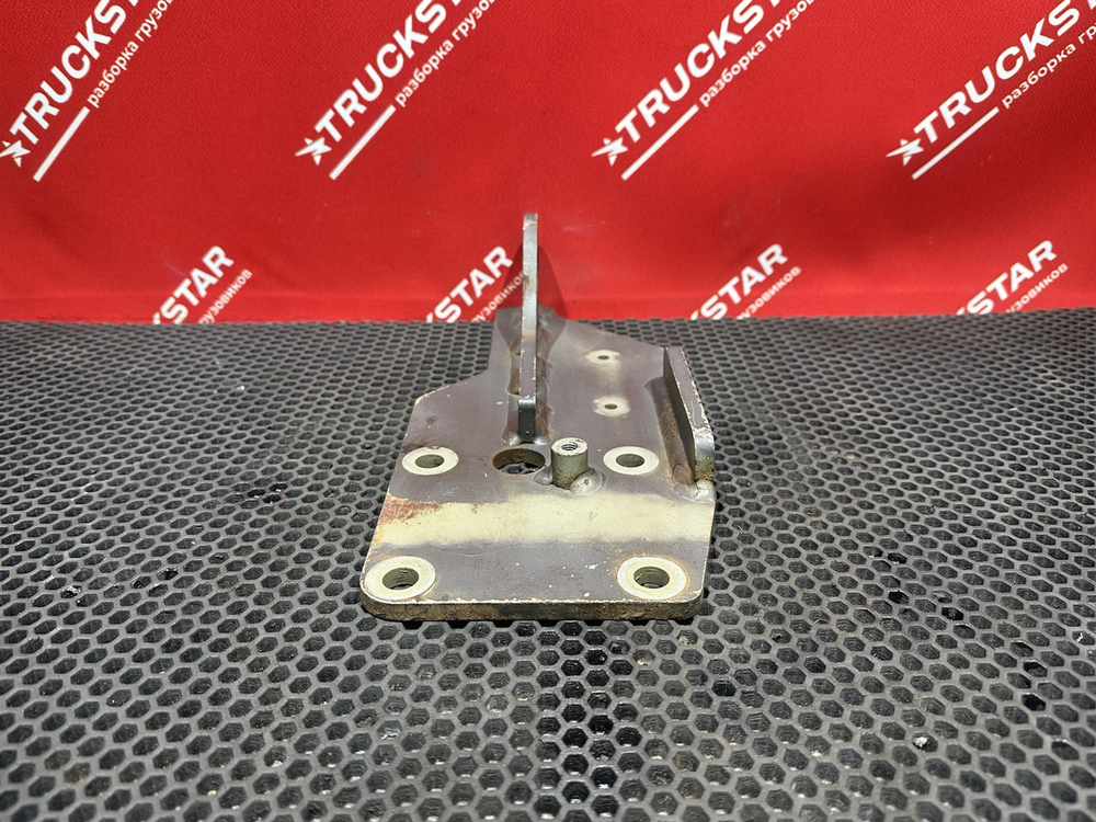 Подъемная проушина двигателя