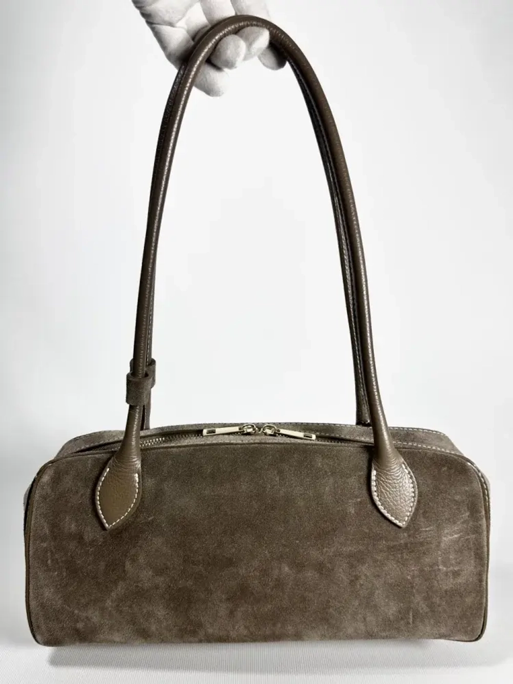 Женская сумка-багет из натуральной замши цвета тауп