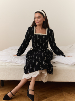 Платье с квадратным вырезом