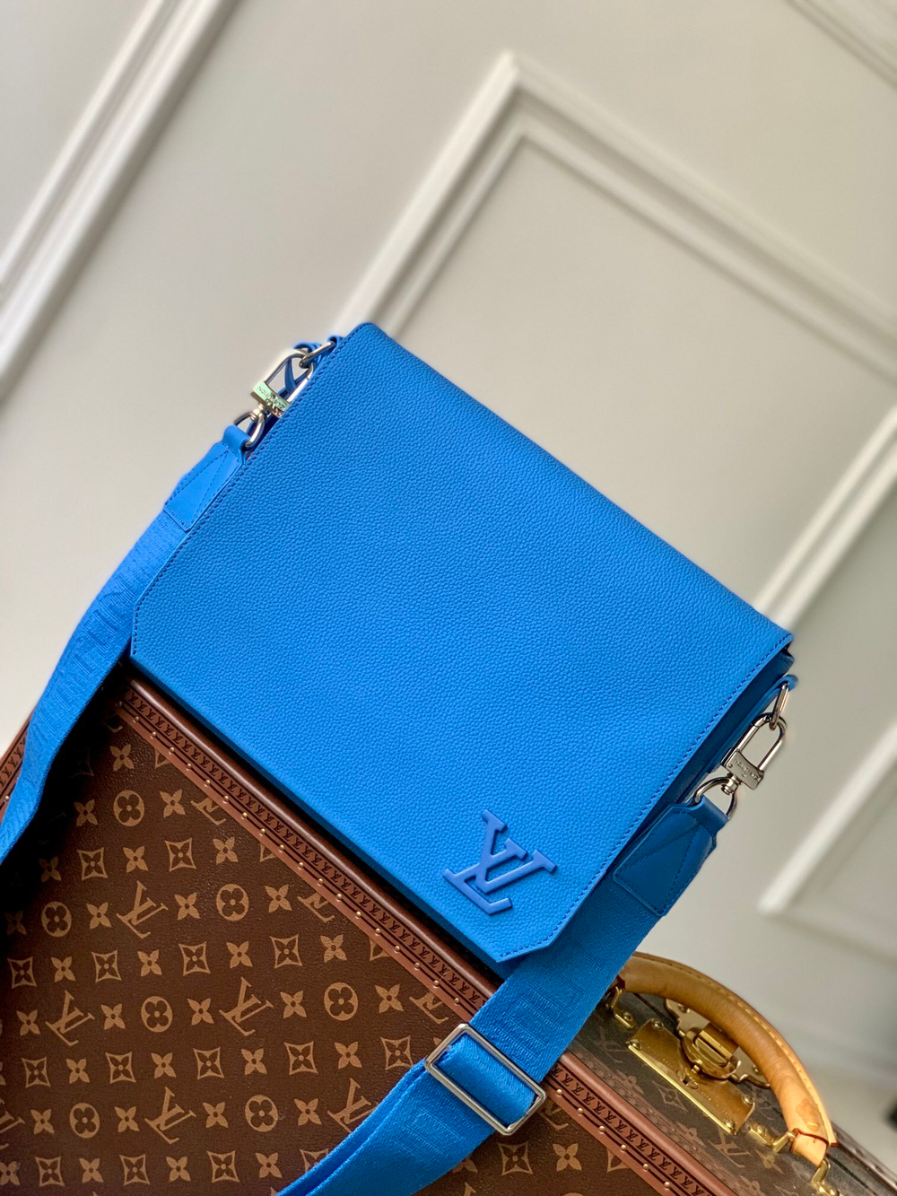 Louis Vuitton Takeoff Messenger