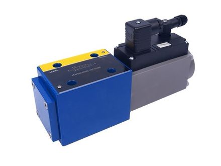 4WRPH10C4B100P–2X/G24Z4/M - Сервораспределитель Ду10 с обратной связью по положению золотника без усилителя, номинальный расход 100 л/мин, характеристика P - прогрессивная, схема C4