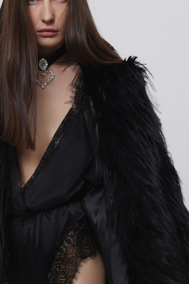 Шуба из эко-меха страуса черная