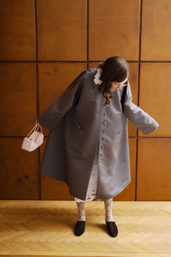 Атласный плащ с вышивкой лебедя