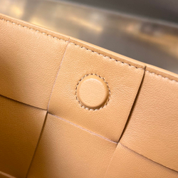 Bottega Veneta Cassette Pouch On Strap 22 cm
