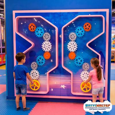 Интерактивная игровая стена «Шестерёнки вселенной», 2,44×0,5×2,44 м
