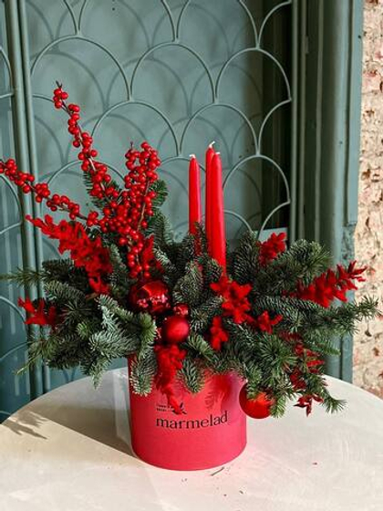 Композиция из хвои с илексом и свечами