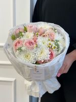 Букет из хризантемы, кустовой пионовидной розы и ромашки