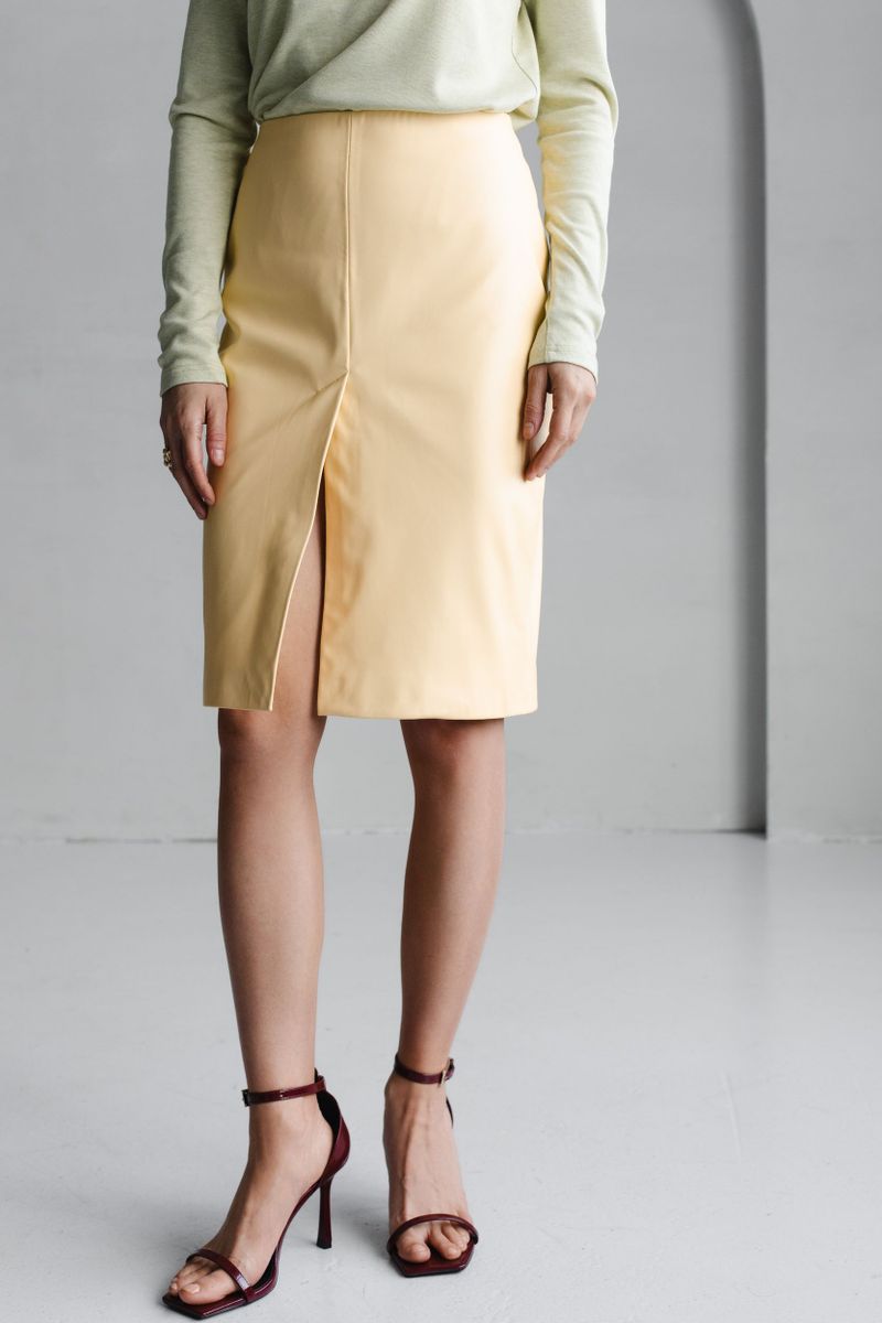 Юбка из эко-кожи с разрезом миди лимонная