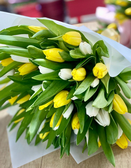Букет из 35 белых и жёлтых тюльпанов