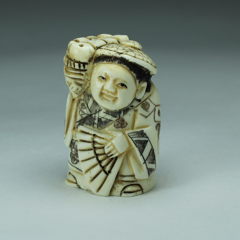 Нэцкэ Девушка с веером и корзиной на плече