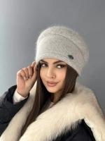 Шапка зимняя вязаная из ангоры тёплая объёмная с брошью