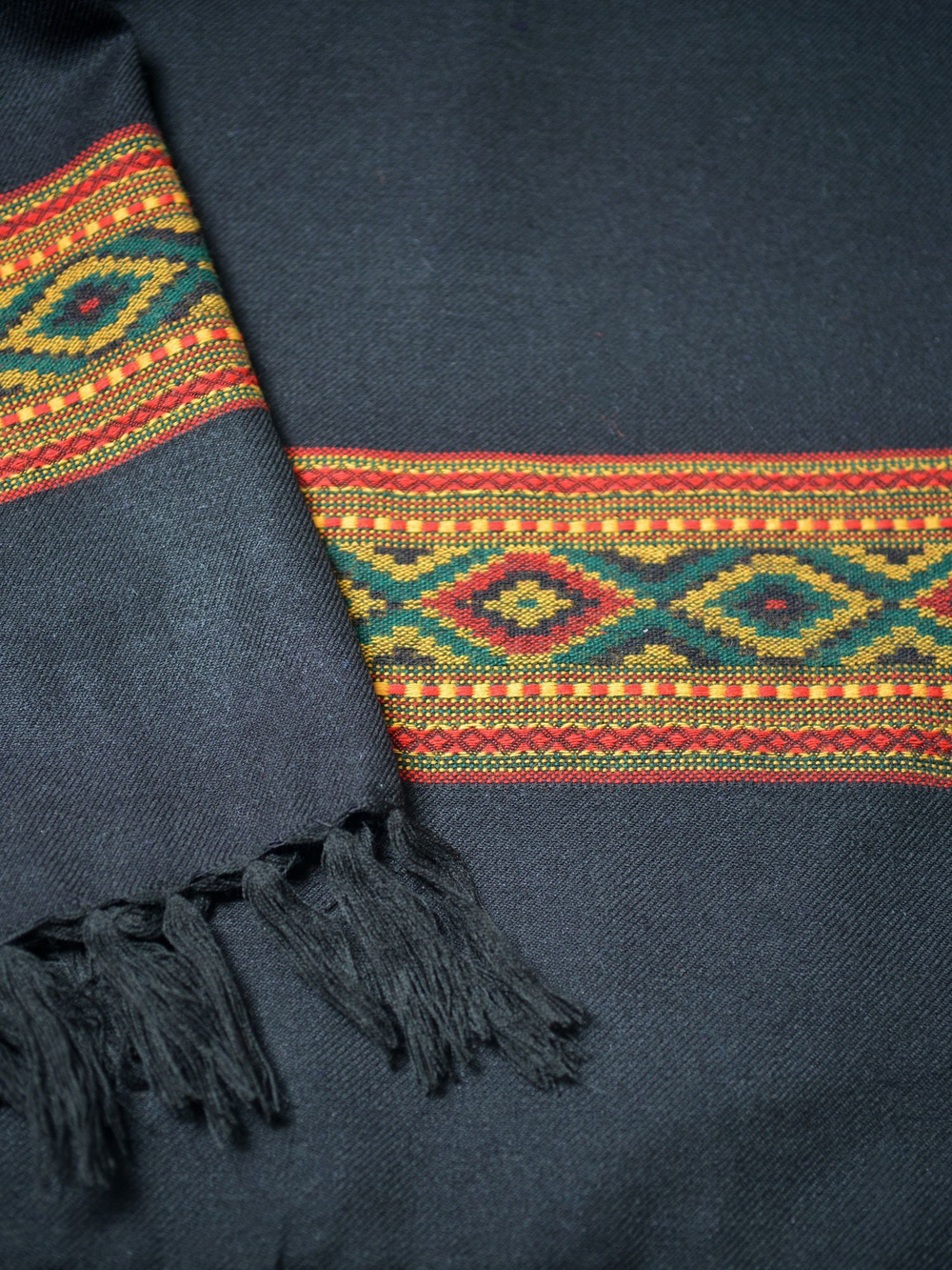 Шерстяной палантин с вышивкой (черный)