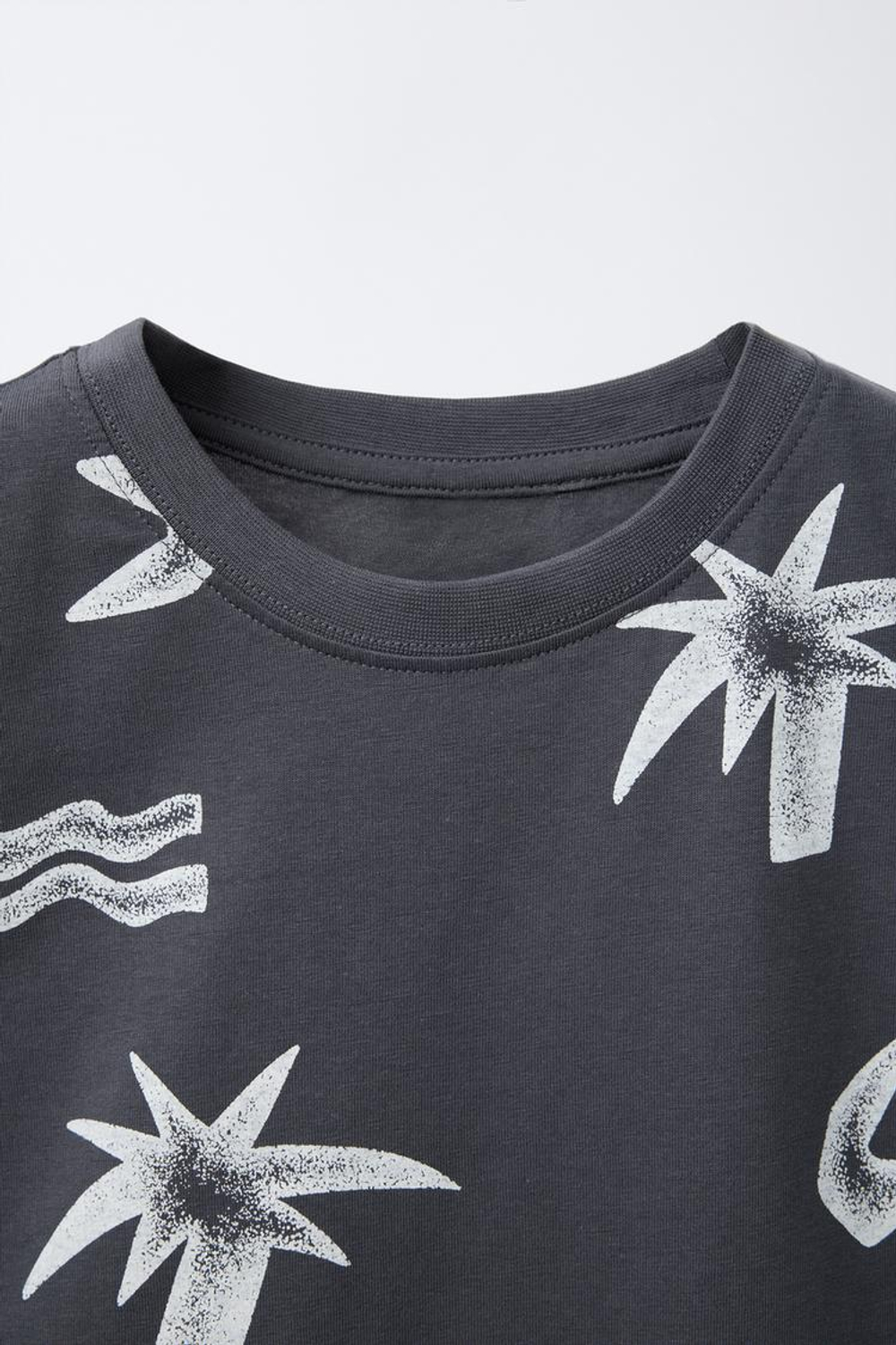 ZARA МАЙКА С ПРИНТОМ «ПАЛЬМЫ», АНТРАЦИТОВО-СЕРЫЙ