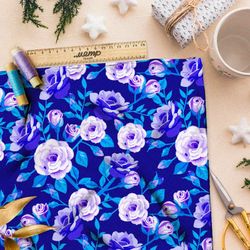 Ткань габардин фиолетовые розы на синем фоне