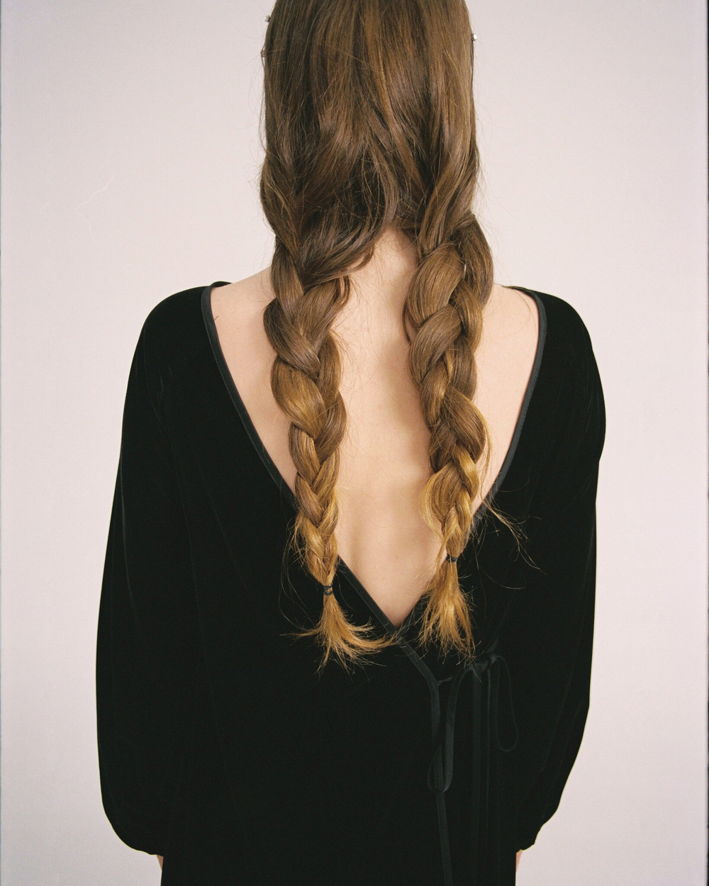 Платье с запахом на спине и длинным рукавом из бархата "Пока часы 12 бьют"