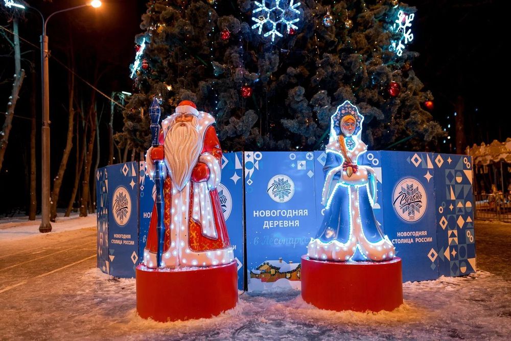 Большие фигуры "Дед Мороз и Снегурочка на подиуме"