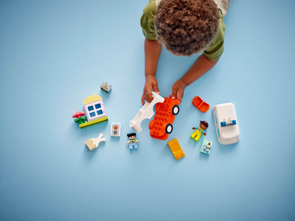 Конструктор LEGO Duplo 10447 Скорая помощь и водитель