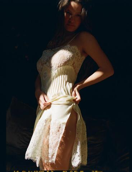 ZARA АТЛАСНОЕ ПЛАТЬЕ-КОМБИНАЦИЯ С КРУЖЕВОМ, ЭКРЮ