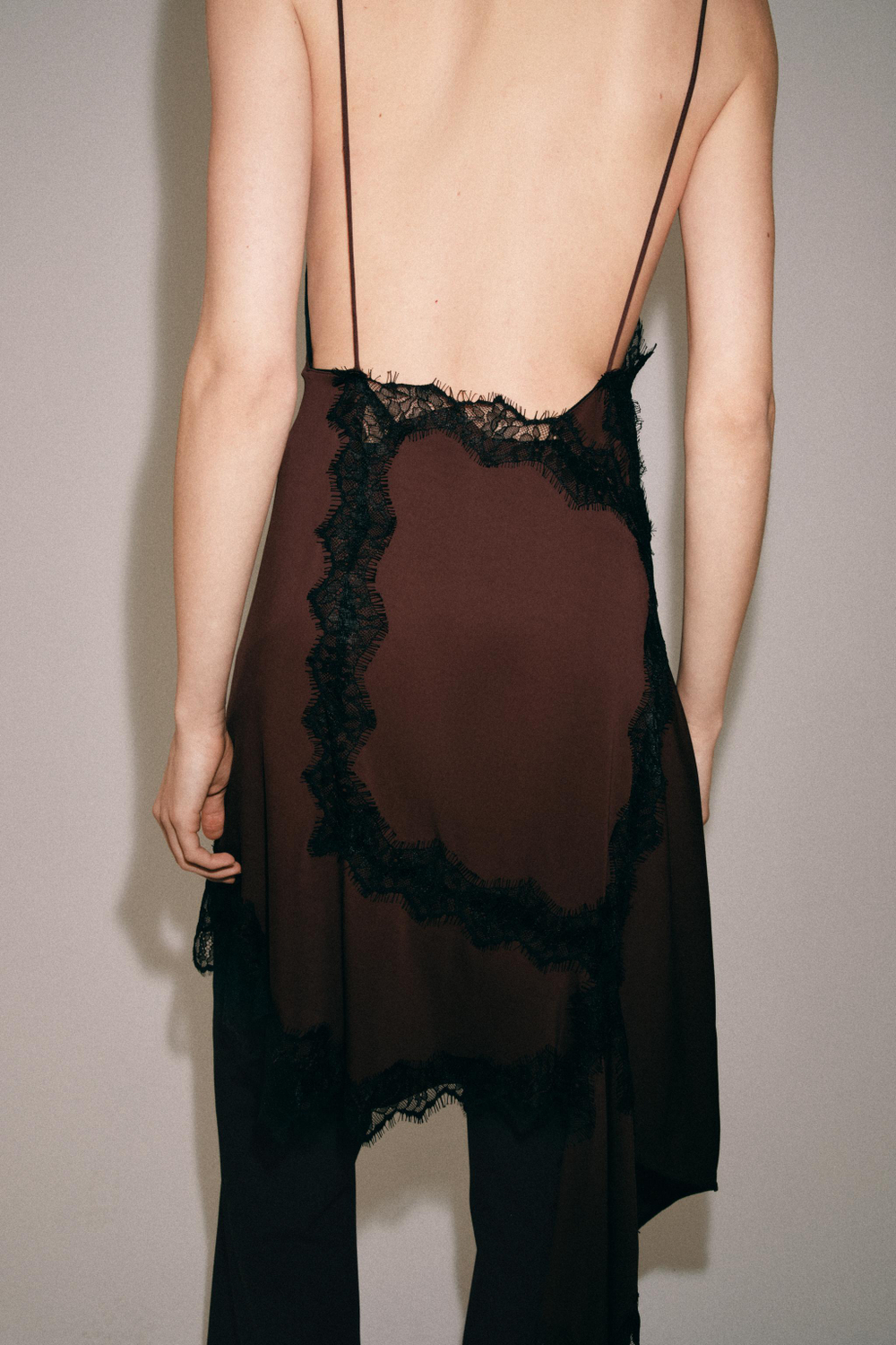 ZARA АСИММЕТРИЧНОЕ КРУЖЕВНОЕ ПЛАТЬЕ, ЧЕРНЫЙ/КОРИНЕЧВЫЙ