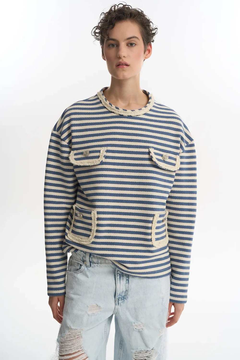 Свитшот с накладными карманами голубой