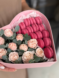 Композиция «Сердце» с пионовидными кустовыми розами, эвкалиптом и макарунс от Флора Маркет, размер M