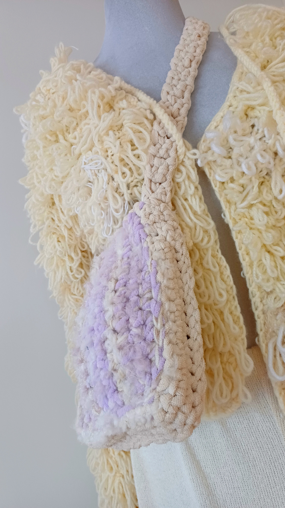 Сумка кроссбоди через плечо вязаная