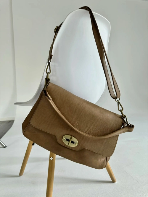 Женская наплечная сумка из натуральной винтажной кожи бежевого цвета