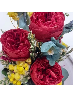 композиция из пионов, эвкалипта, лимониума