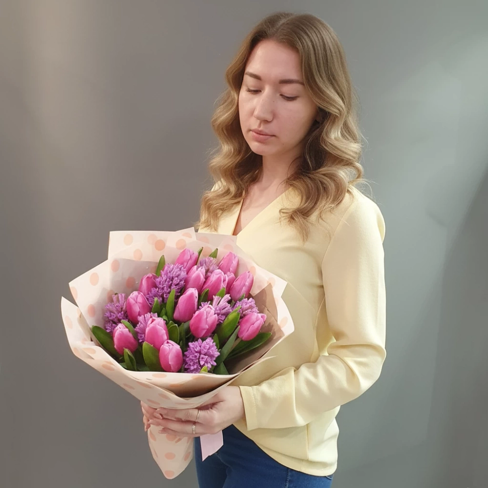 Розовые тюльпаны и гиацинты в весеннем букете.