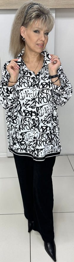 Бело-черная рубашка-туника с принтом граффити