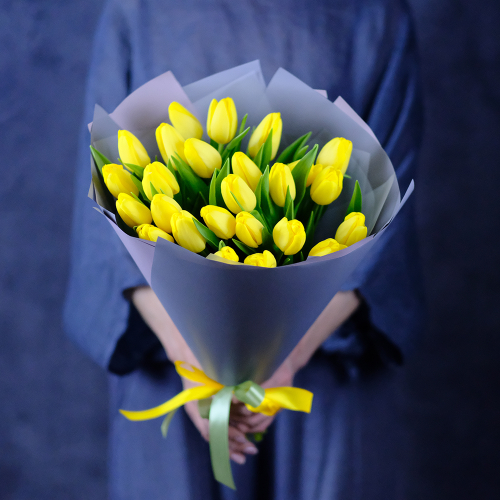 Купить Букет желтых тюльпанов в упаковке