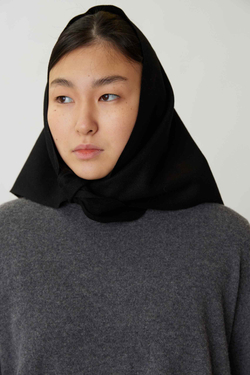 Косынка из костюмной черной шерсти