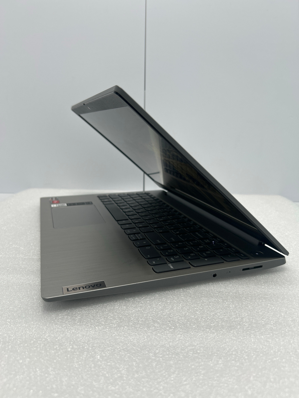 Ноутбук Lenovo IdeaPad 3 15ARE05 (81W40036RK) 15.6"/AMD Ryzen 3 4300U/RAM 8GB/SSD 512GB/AMD Radeon Graphics/1920*1080/IPS/DOS/Подсветка кл-ры: нет/серебристый. Состояние: Уценка/дефект корпуса