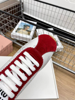 Женские кеды Miu Miu в красно-белом цвете с логотипом