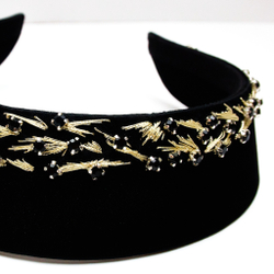 Кокошник с вышивкой из камней и золотых нитей