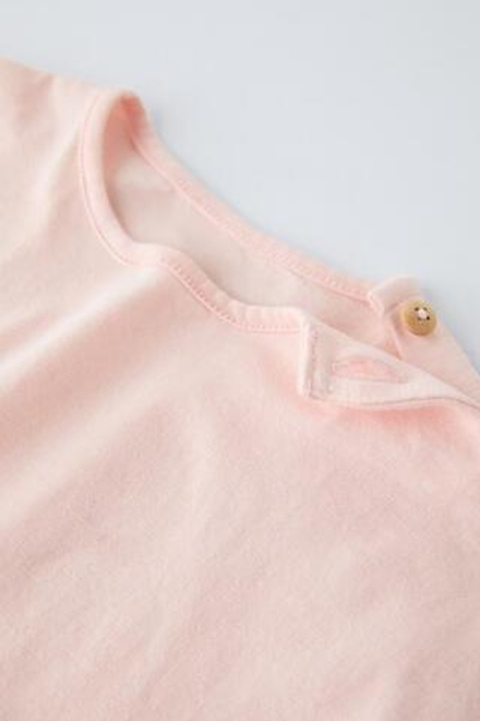 ZARA ФУТБОЛКА С ПУГОВИЦАМИ, ЦВЕТ РОЗОВОГО ДЕРЕВА