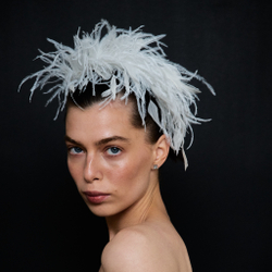 Ободок тонкий с белыми перьями