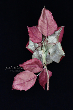 Брошь Бордовая роза из шелка с золотом