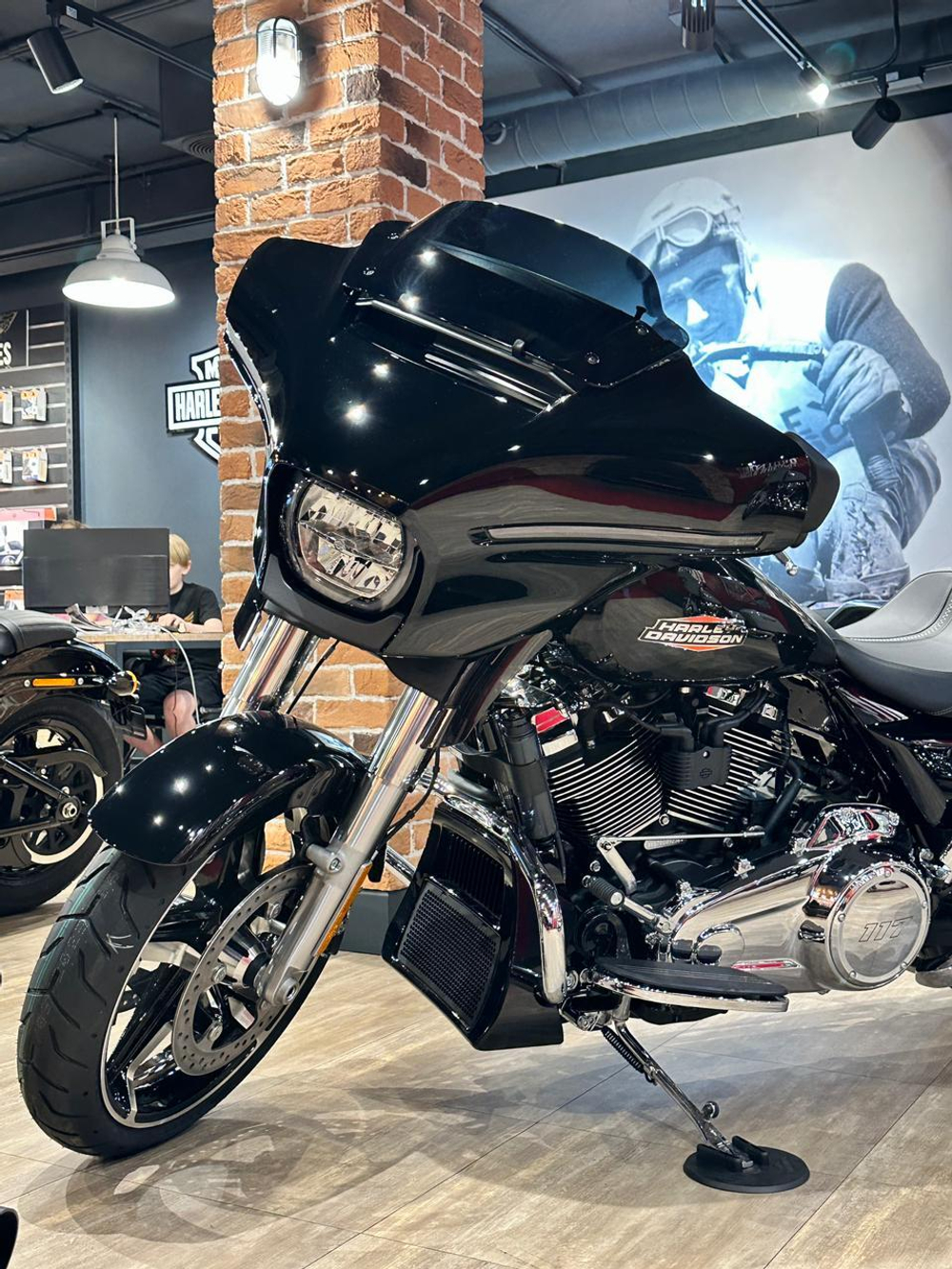 STREET GLIDE SPECIAL, 2024 VIVID BLACK CHROME TRIM