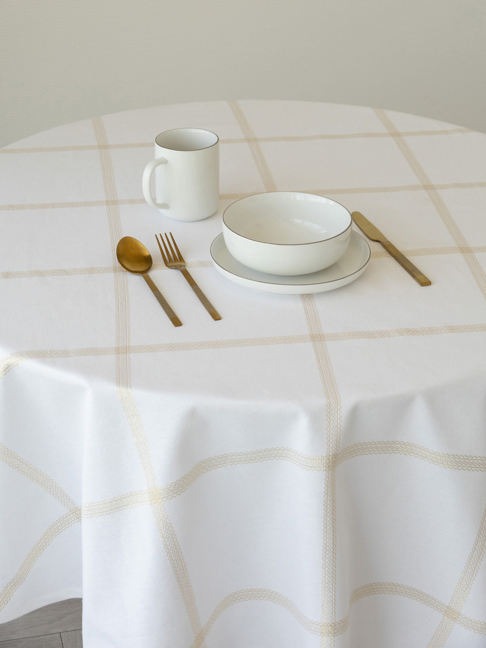 Скатерть DeNASTIA Клетка Holiday D160, белый/золото