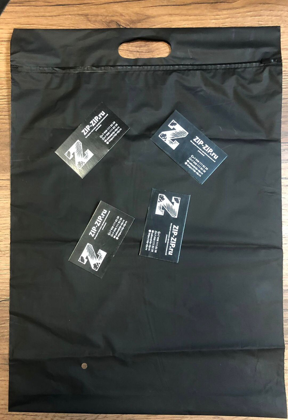 Пакет слайдер черный матовый с вырубной ручкой 30*35 см 60 мкм