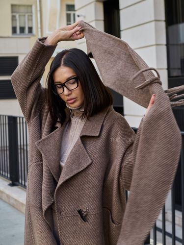 Коричневое пальто с шарфом