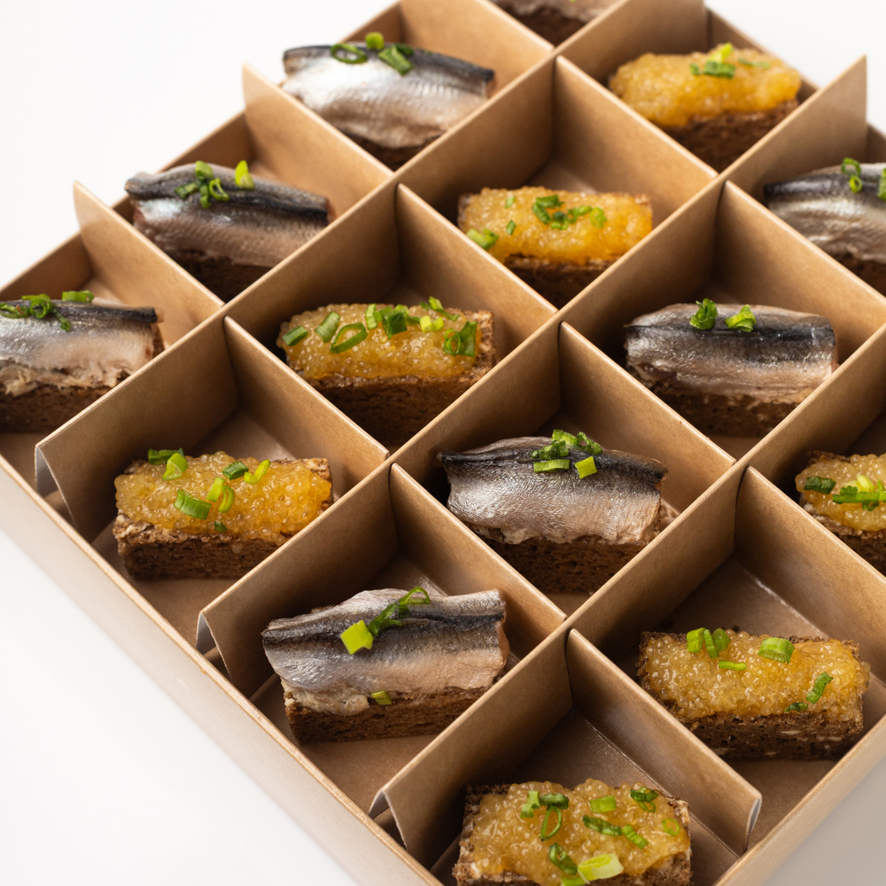 Бокс канапе Бородинский Наполеон с рийетом из скумбрии и икрой