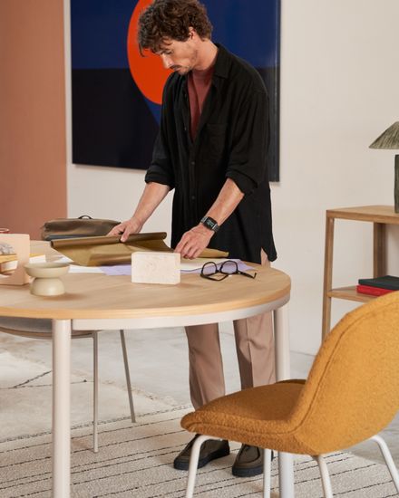 Montuiri раздвижной круглый стол из дубового шпона с серыми ножками