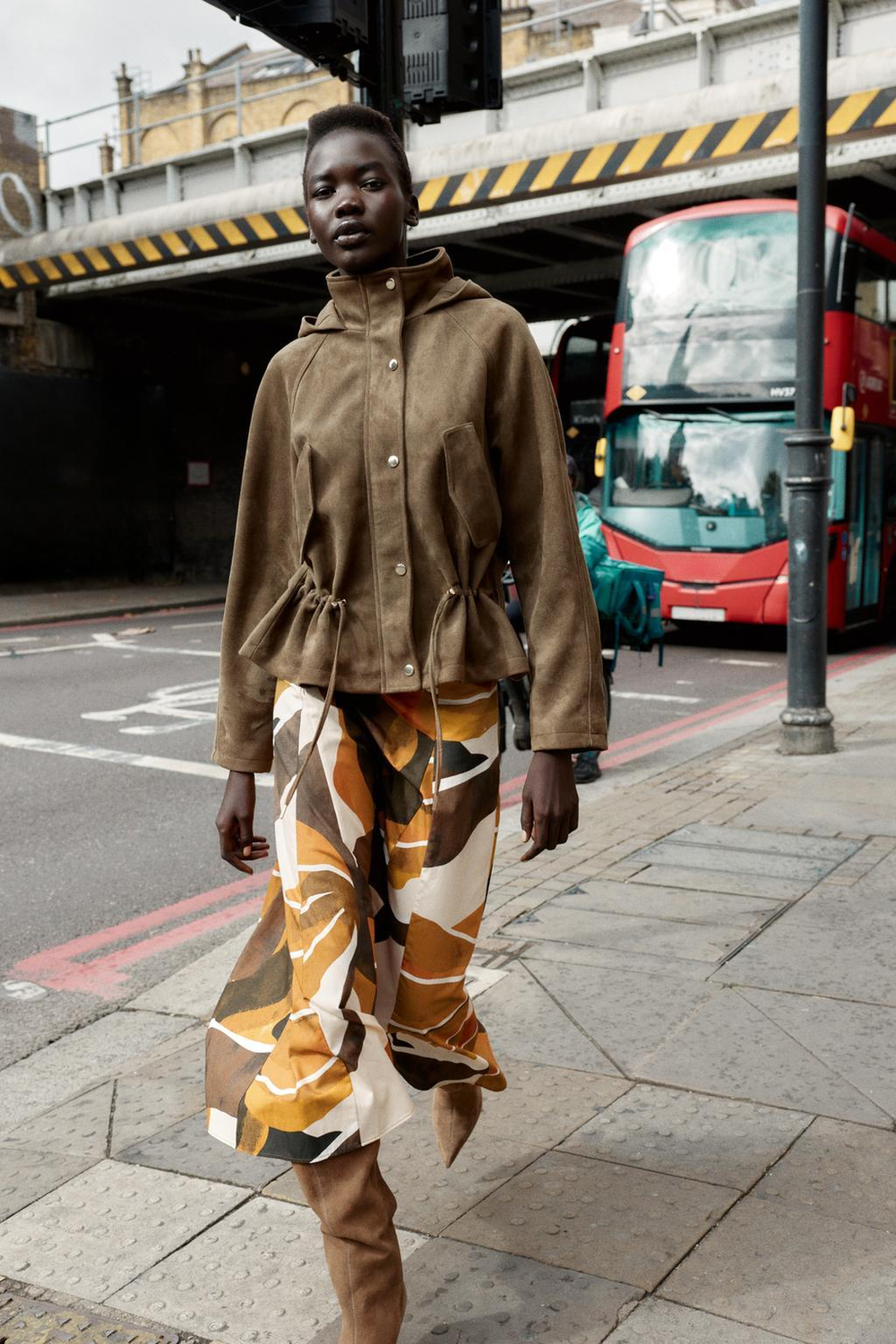 ZARA КУРТКА ИЗ ИСКУССТВЕННОЙ ЗАМШИ С КАПЮШОНОМ, СВЕТЛЫЙ ХАКИ