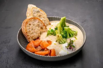 Запеченная брокколи с семгой слабой соли, ореховым соусом и яйцом пашот