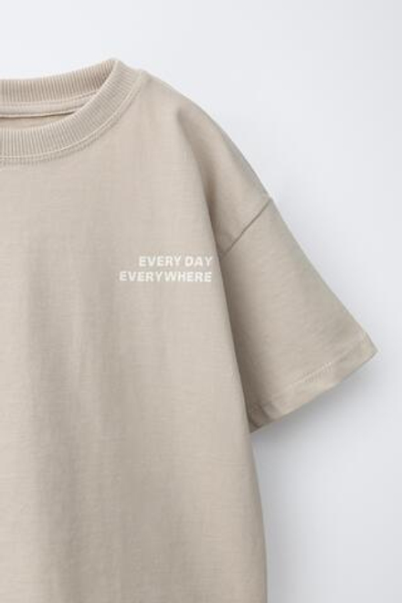 ZARA КОМПЛЕКТ ФУТБОЛКА И ШОРТЫ С НАДПИСЬЮ, ЗЕМЛЯНОЙ
