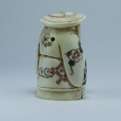 Нэцкэ Дзюроднин в круглой шапке с посохом и мешком риса