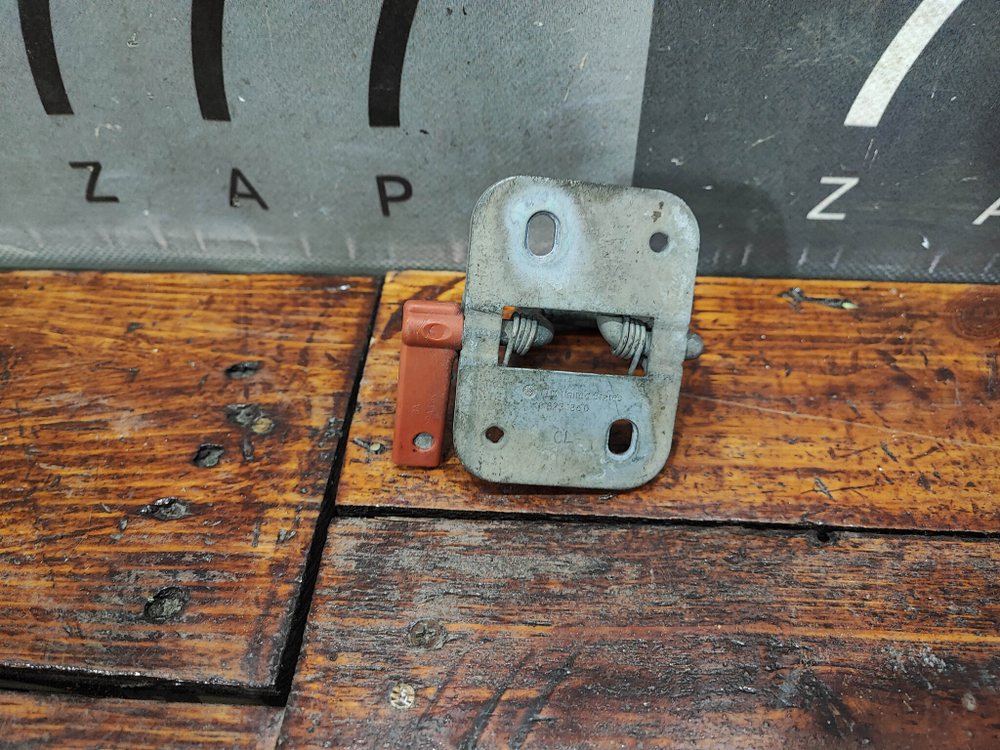 Крюк замка капота Volkswagen Passat B8  Б/У Оригинал 1K8823186D