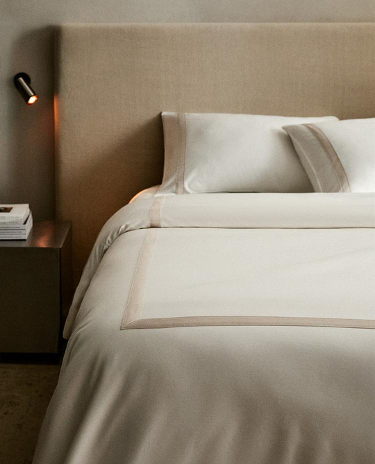 ZARA HOME САТИНОВЫЙ ПОДОДЕЯЛЬНИК С КАЙМОЙ, СЕРЫЙ